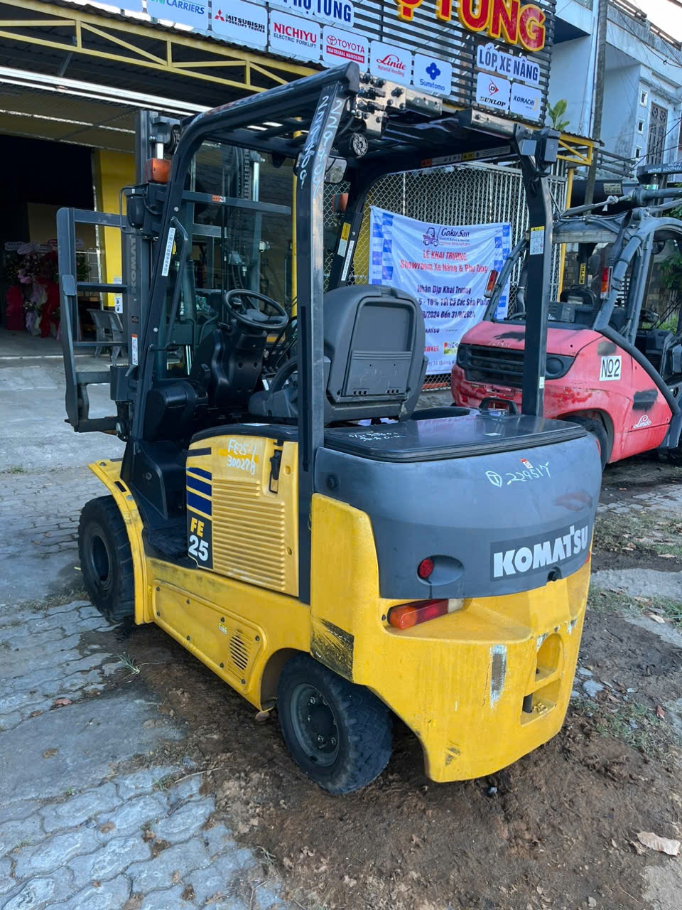 Xe nâng điện Komatsu 2,5 tấn 3m gật gù