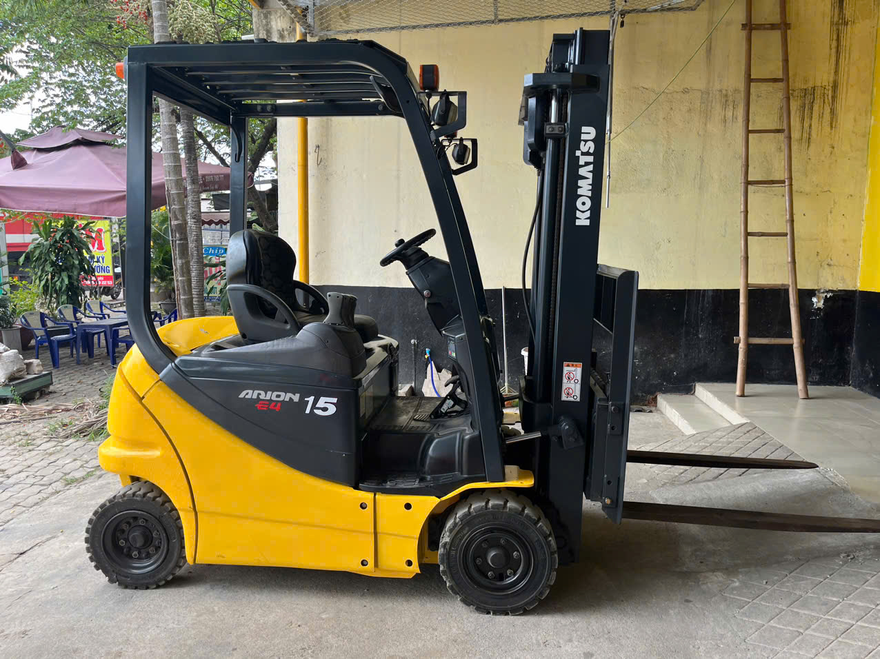 Xe nâng điện 1,5 tấn, khung cao 3m, thương hiệu Komatsu